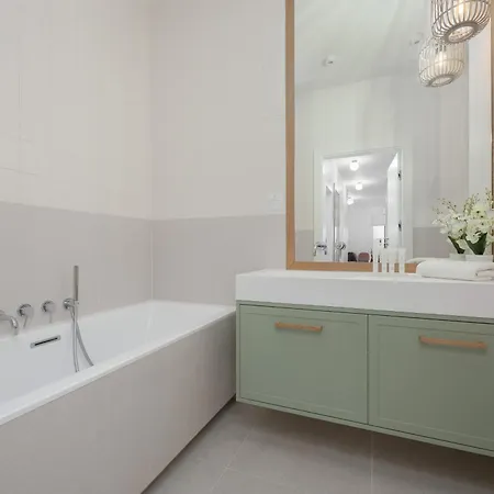 Lux Pastel Oasis Family With Parking & Gym By Renters Prestige Apartment *