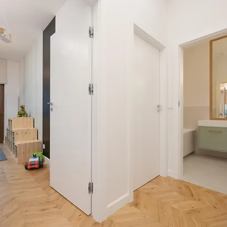 Lux Pastel Oasis Family With Parking & Gym By Renters Prestige Apartment